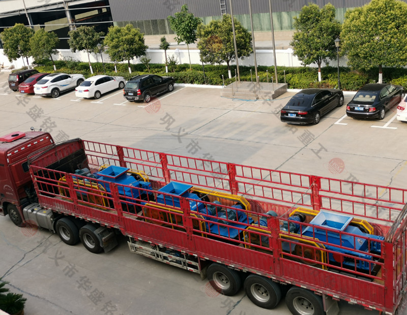 三臺(tái)400x600小型對輥破碎機(jī)發(fā)貨現(xiàn)場